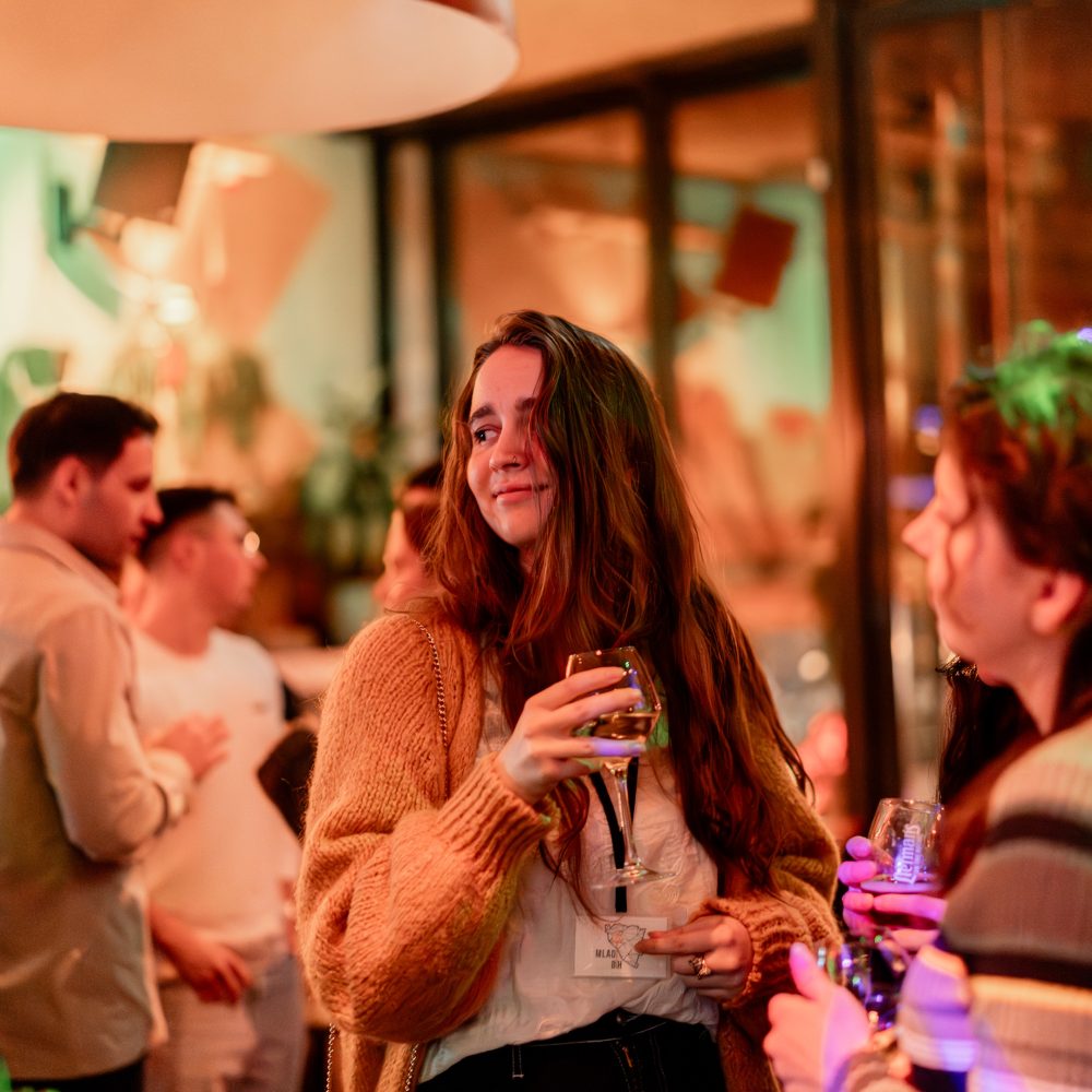 Gast tijdens een netwerkborrel en zakelijk evenement gefotografeerd door Mohamed Moussa