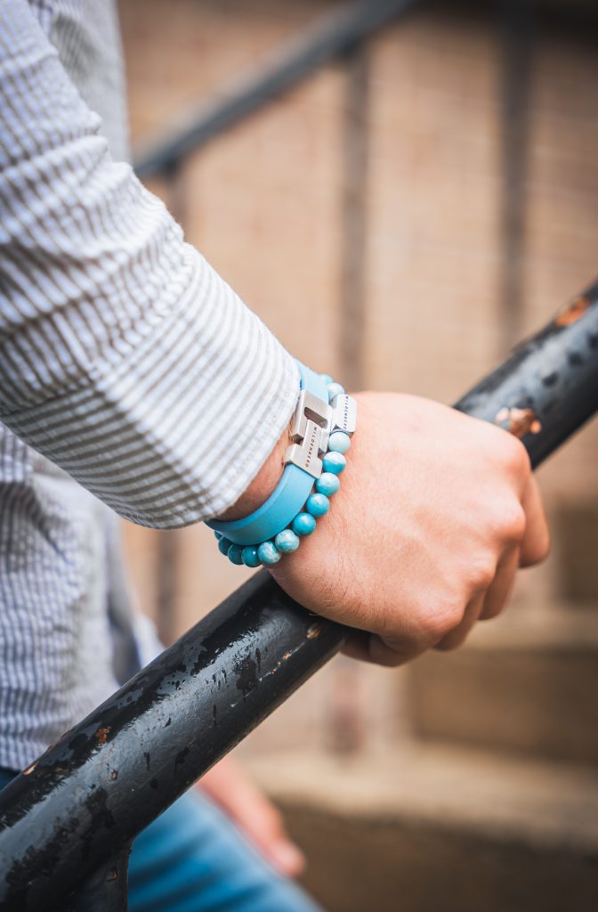 Productfotografie van turquoise armband gedragen om de pols
